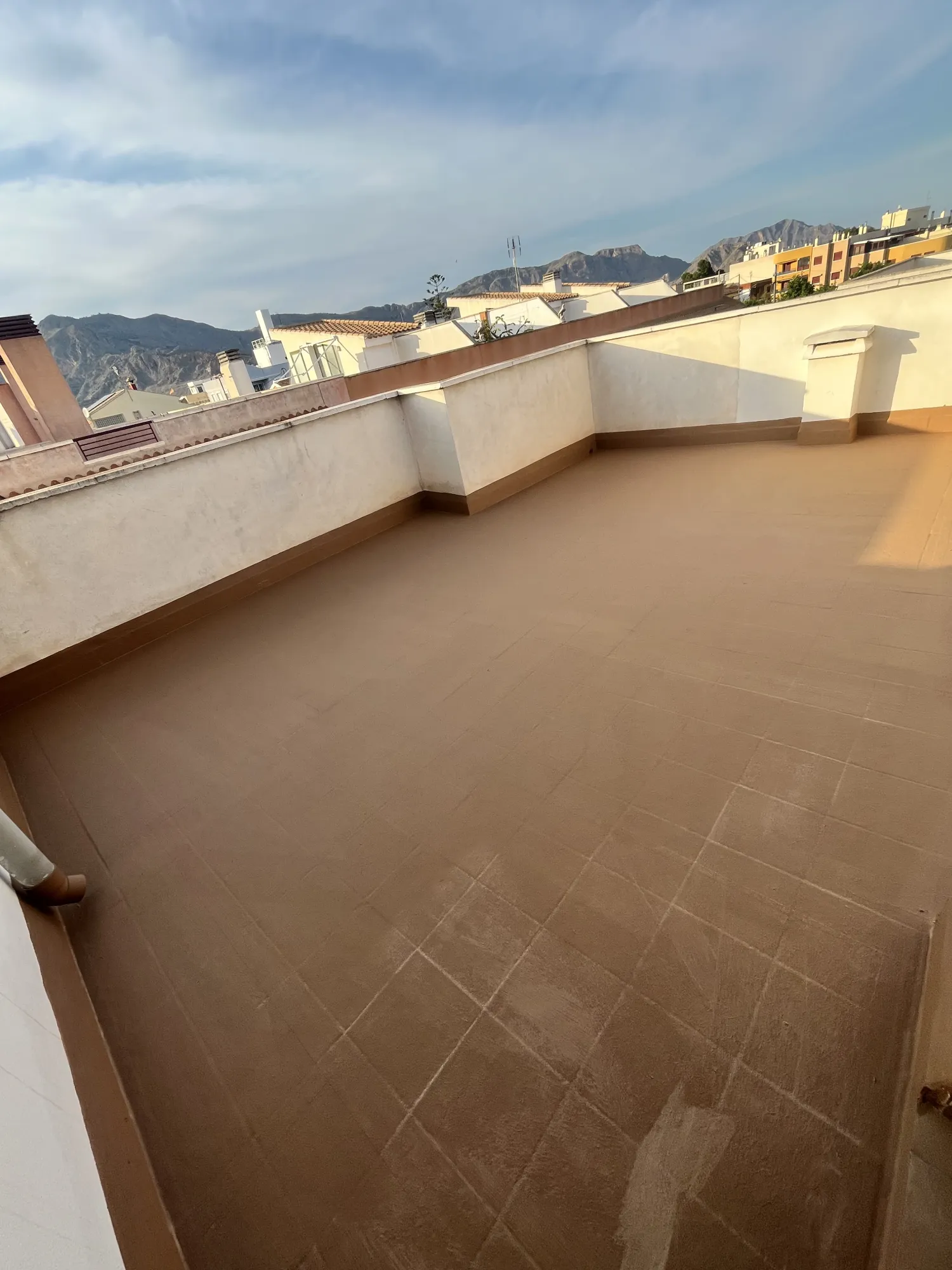 impermeabilizaciones en todo tipo de superficies, reparación de fosos de ascensor y trabajos en altura mediante cuerdas.