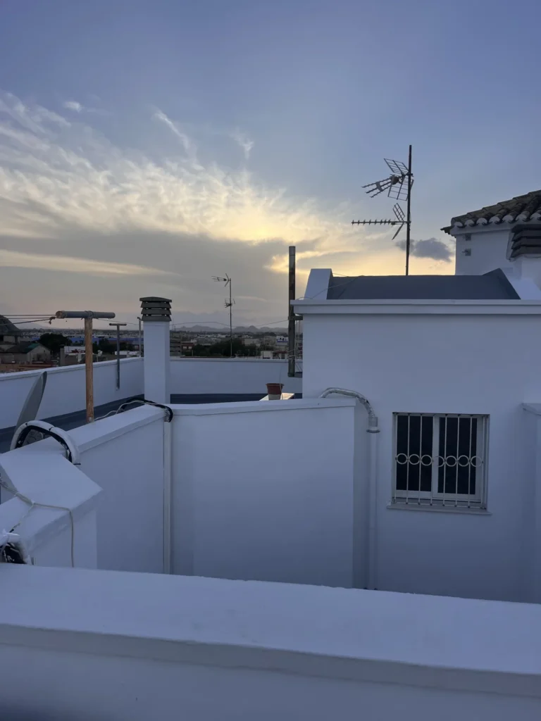 Impermeabilización de cubierta - Impermeabilización de terraza . Impermeabilización de tejado. Trabajo de impermeabilización en superficie exterior. Aplicación de sistema impermeabilizante epoxi o fibra de vidrio