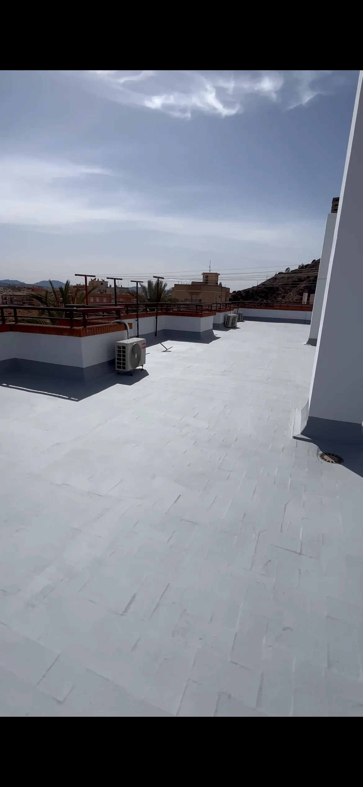 impermeabilizaciones en todo tipo de superficies, reparación de fosos de ascensor y trabajos en altura mediante cuerdas.