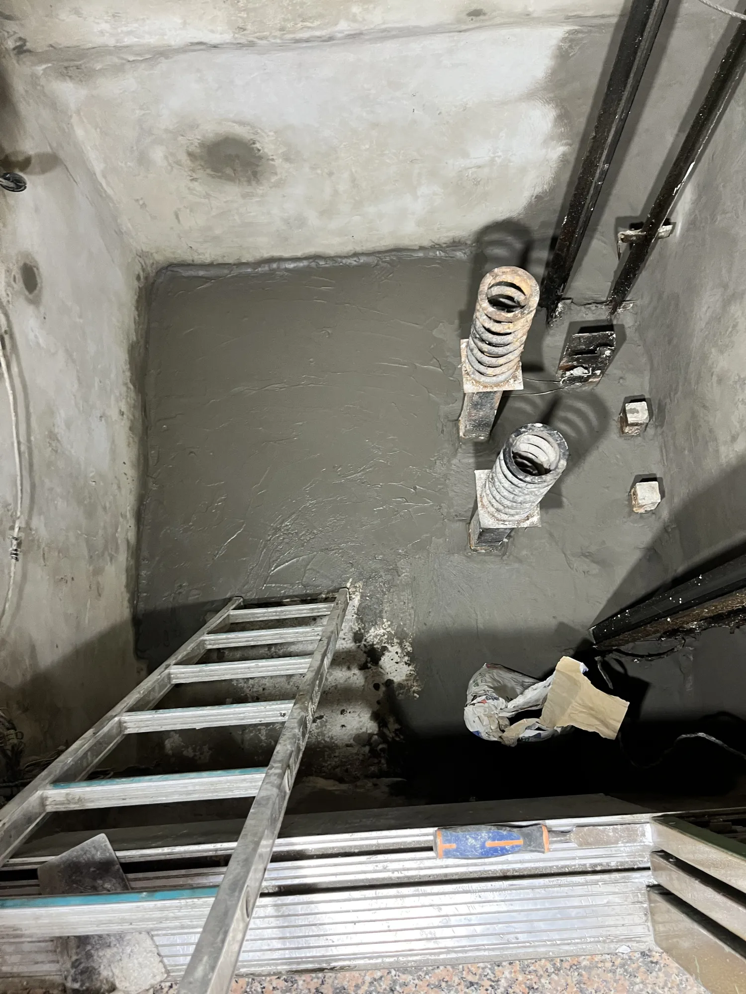 Trabajo de impermeabilización en superficie exterior. Aplicación de sistema impermeabilizante epoxi o fibra de vidrio