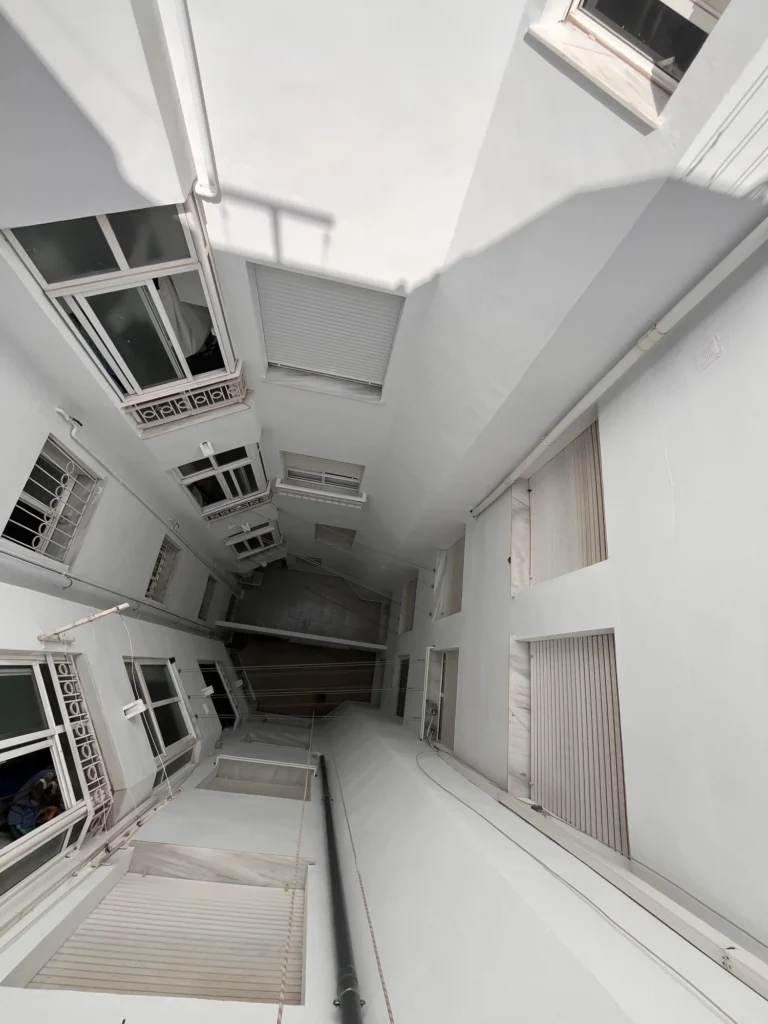 Trabajos verticales en fachada - Trabajo en altura mediante cuerdas - Intervención técnica en trabajos verticales - Mantenimiento en altura con acceso por cuerdas - Trabajo vertical en edificios de Alicante y Murcia