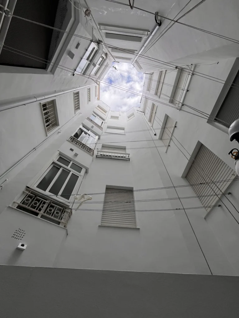 Trabajos verticales en fachada - Trabajo en altura mediante cuerdas - Intervención técnica en trabajos verticales - Mantenimiento en altura con acceso por cuerdas - Trabajo vertical en edificios de Alicante y Murcia