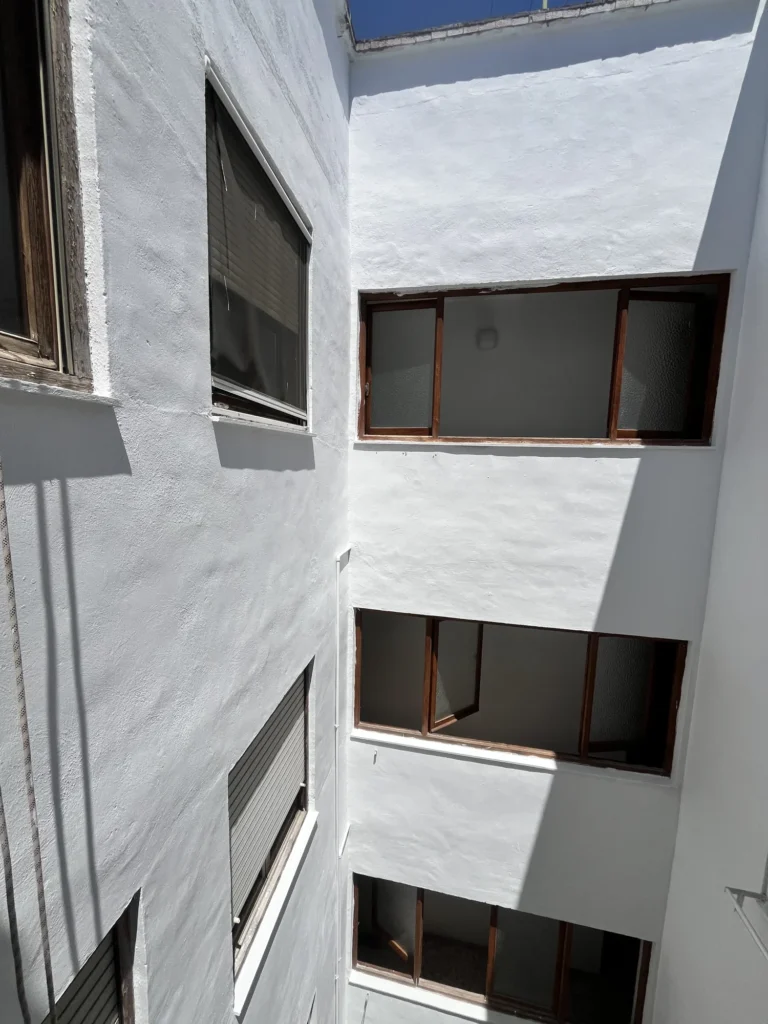 Trabajos verticales en fachada - Trabajo en altura mediante cuerdas - Intervención técnica en trabajos verticales - Mantenimiento en altura con acceso por cuerdas - Trabajo vertical en edificios de Alicante y Murcia