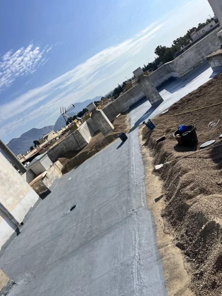 Trabajo de impermeabilización en superficie exterior. Aplicación de sistema impermeabilizante epoxi o fibra de vidrio