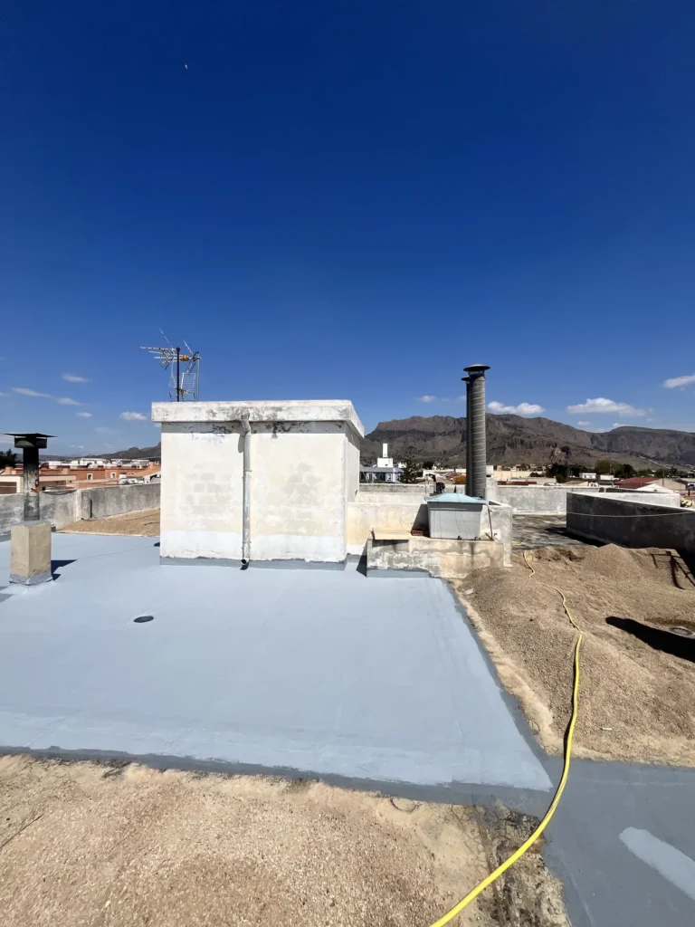 Trabajo de impermeabilización en superficie exterior. Aplicación de sistema impermeabilizante epoxi o fibra de vidrio