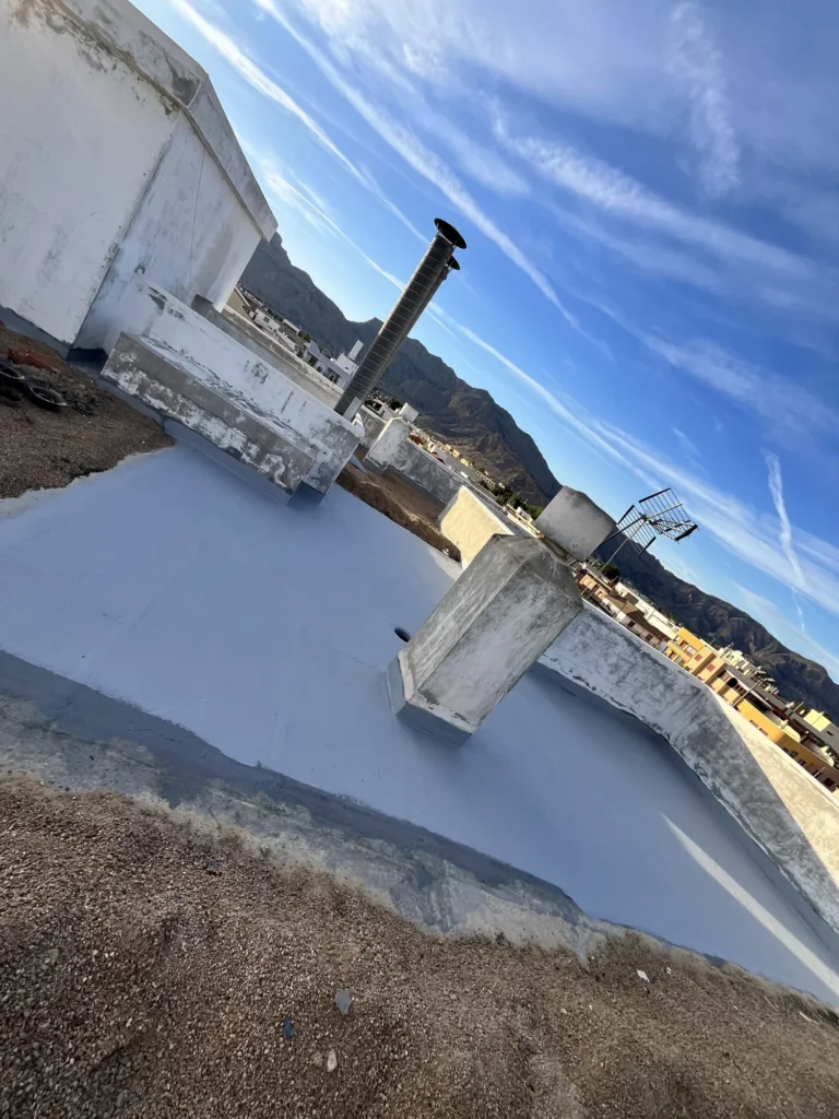 Trabajo de impermeabilización en superficie exterior. Aplicación de sistema impermeabilizante epoxi o fibra de vidrio