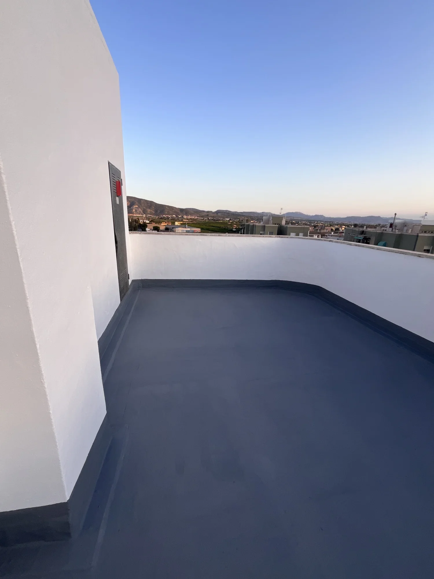 Trabajo de impermeabilización en superficie exterior. Aplicación de sistema impermeabilizante epoxi o fibra de vidrio