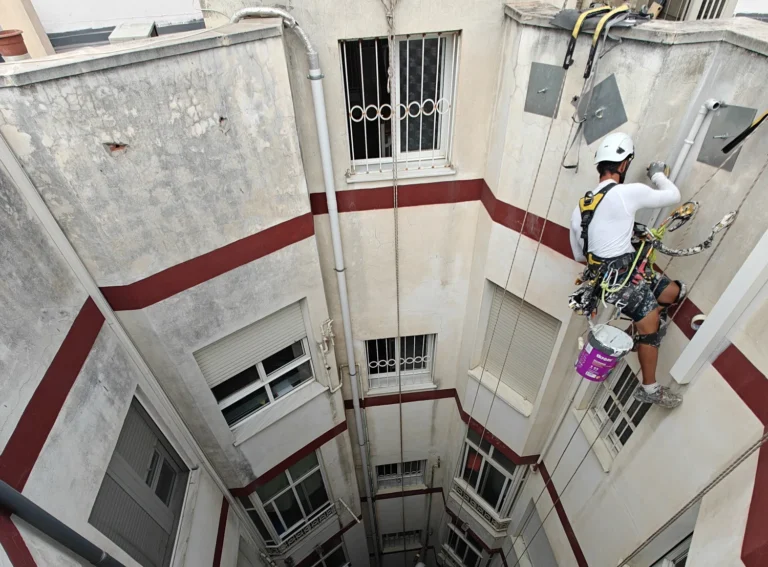 Trabajos verticales en fachada - Trabajo en altura mediante cuerdas - Intervención técnica en trabajos verticales - Mantenimiento en altura con acceso por cuerdas - Trabajo vertical en edificios de Alicante y Murcia