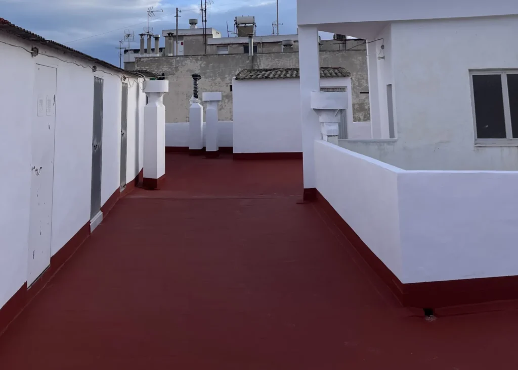 Trabajo de impermeabilización en superficie exterior. Aplicación de sistema impermeabilizante epoxi o fibra de vidrio