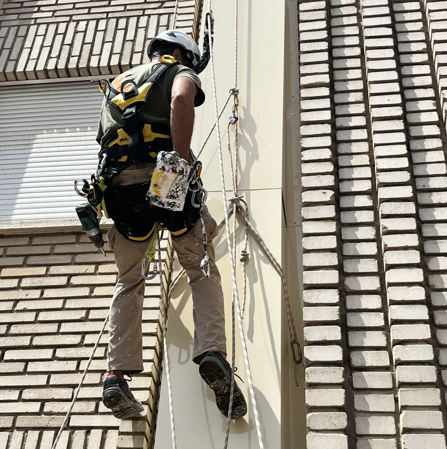 impermeabilizaciones en todo tipo de superficies, reparación de fosos de ascensor y trabajos en altura mediante cuerdas.
