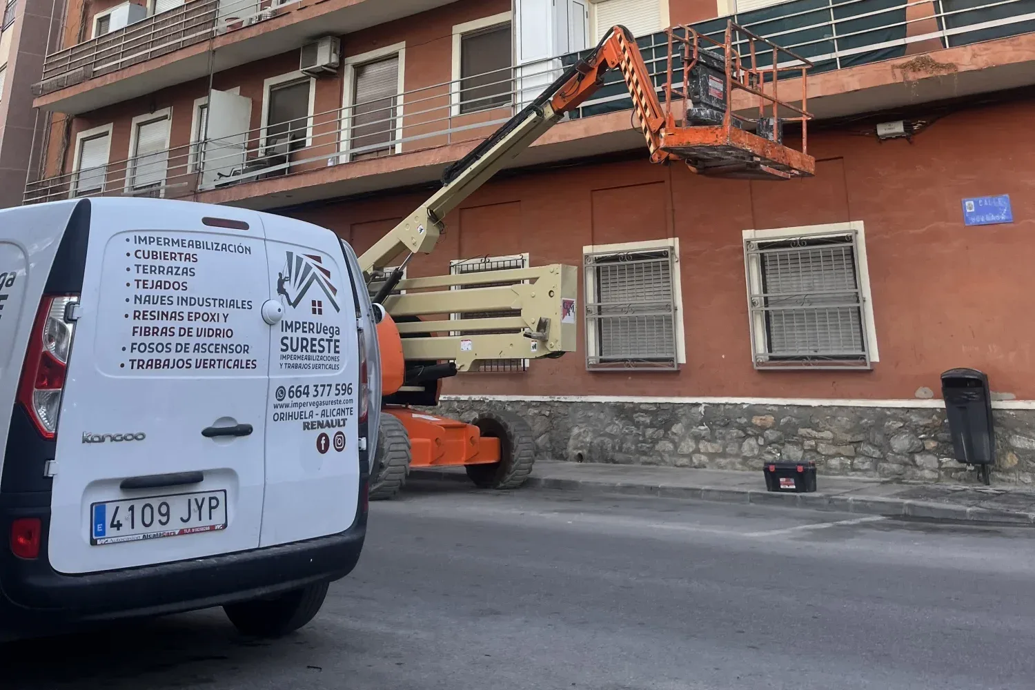 impermeabilizaciones en todo tipo de superficies, reparación de fosos de ascensor y trabajos en altura mediante cuerdas.