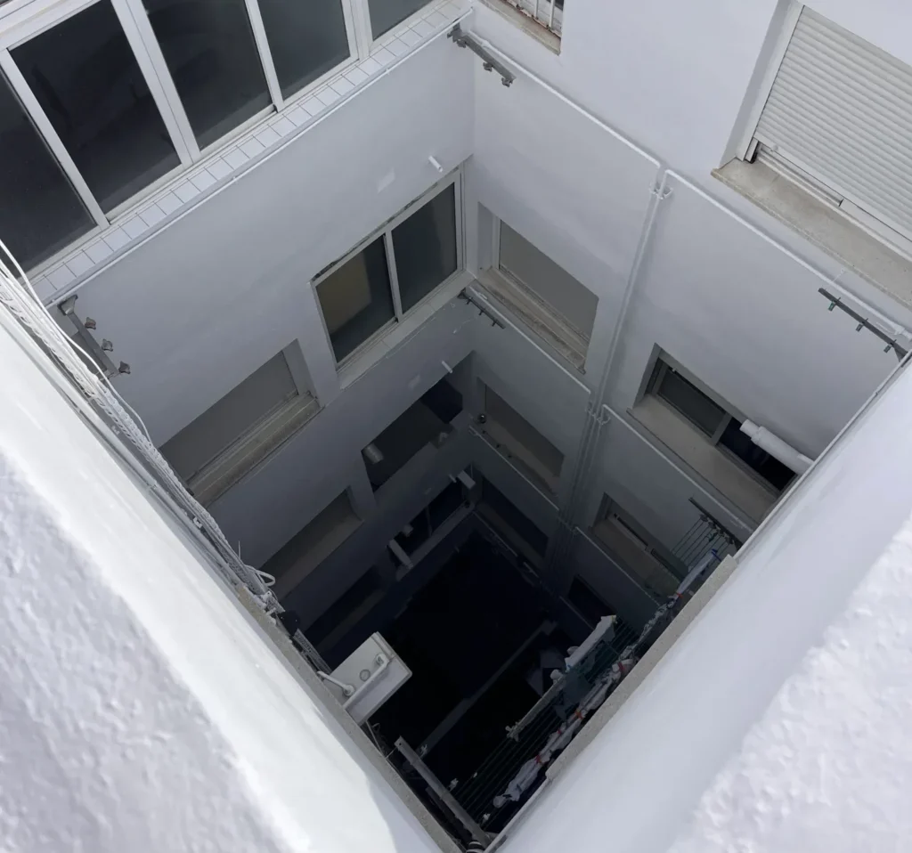 Trabajos verticales en fachada - Trabajo en altura mediante cuerdas - Intervención técnica en trabajos verticales - Mantenimiento en altura con acceso por cuerdas - Trabajo vertical en edificios de Alicante y Murcia