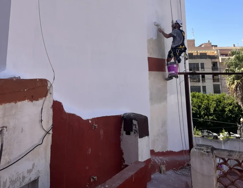 Trabajos verticales en fachada - Trabajo en altura mediante cuerdas - Intervención técnica en trabajos verticales - Mantenimiento en altura con acceso por cuerdas - Trabajo vertical en edificios de Alicante y Murcia